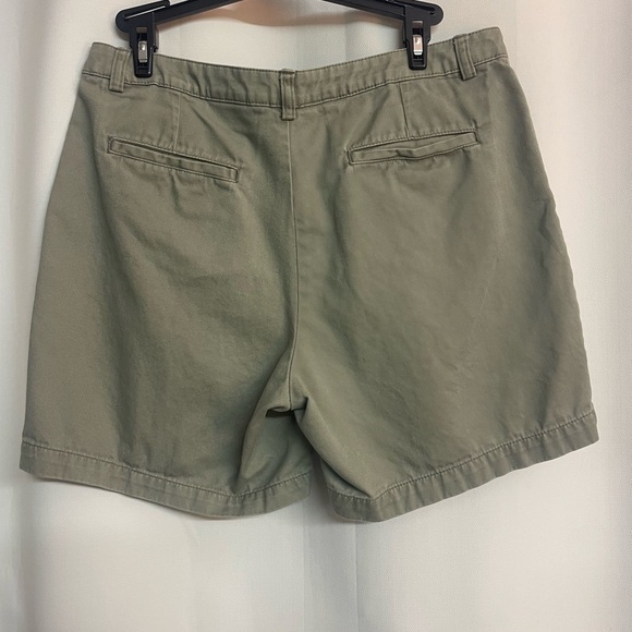 Eddie Bauer short shorts khaki green size 8 - Picture 3 of 5